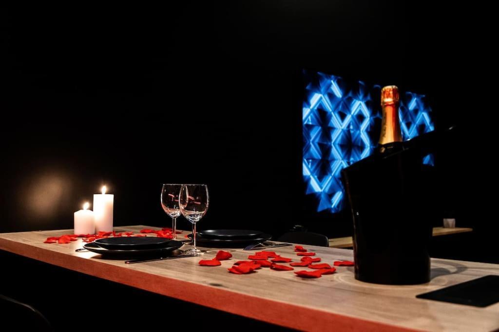 Loveroom O Diable Des Plaisirs Avec Jacuzzi Tourcoing Exterior foto