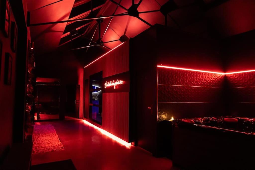 Loveroom O Diable Des Plaisirs Avec Jacuzzi Tourcoing Exterior foto